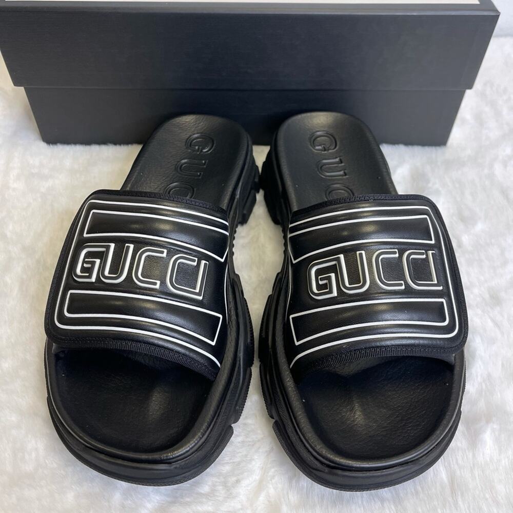 NIB Gucci embossed logo chunky sliders Size 5